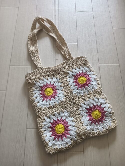 ハノイ旧市街で買ったベージュのかぎ編みバッグ。ナチュラルコーデに合うシンプルで優しいデザイン