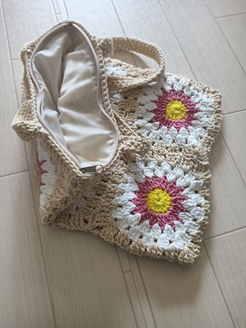 ハノイ旧市街で買ったベージュのかぎ編みバッグ。ナチュラルコーデに合うシンプルで優しいデザイン