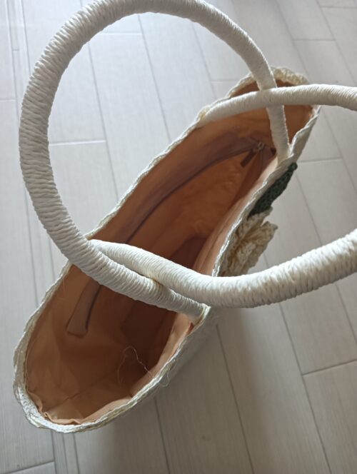 ハノイ・ドンスアン市場で購入した軽くて丈夫なかごバッグ。編み目がしっかりしていて旅行にも便利
