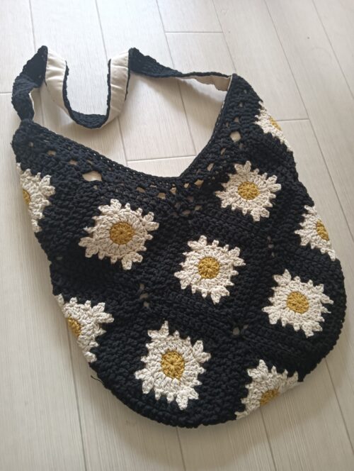 ハノイ旧市街の雑貨屋で購入した黒のお花柄かぎ編みバッグ。裏地付きで普段使いにもぴったりな丈夫な毛糸バッグ