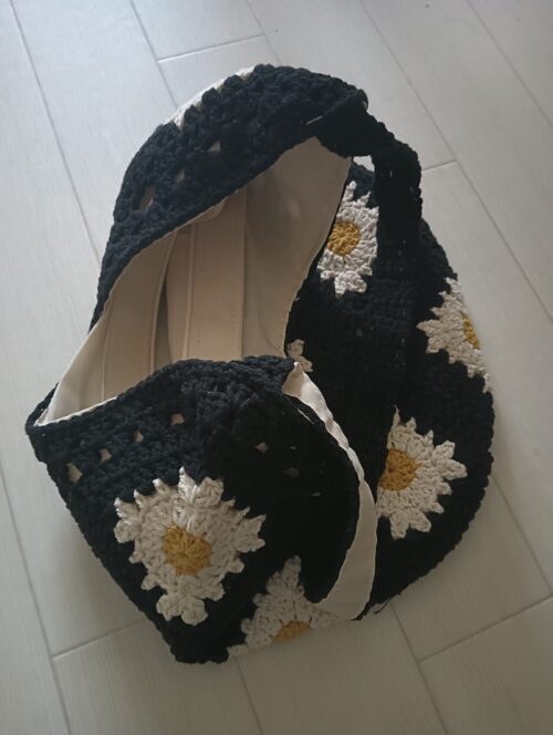 ハノイ旧市街で買った黒のお花柄かぎ編みバッグ。裏地付きで普段使いにもぴったり