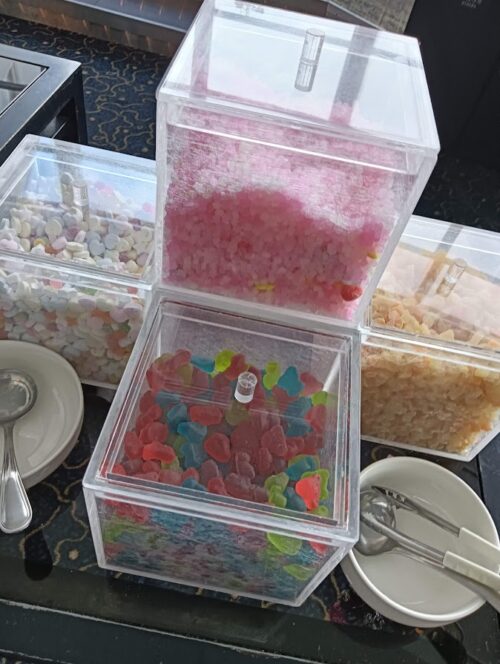 グランドメルキュール別府のラウンジスナック。駄菓子屋風の盛り付けで、子どもも大人も楽しめる癒しのひととき