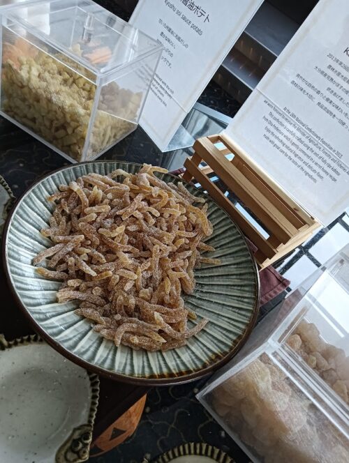 別府温泉ホテルのラウンジおつまみ。かぼす塩ナッツやざぼん漬けなど、大分らしさを感じられる無料スナック