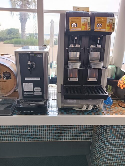 グランドメルキュール別府のラウンジで提供される生ビール。宿泊者は無料で楽しめるオールインクルーシブの一環