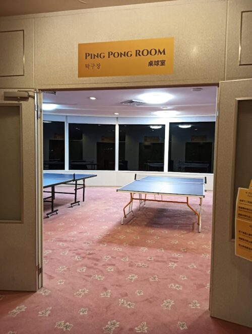 グランドメルキュール別府の卓球台。8:00〜23:00まで利用可能、雨の日でも楽しめる屋内アクティビティ
