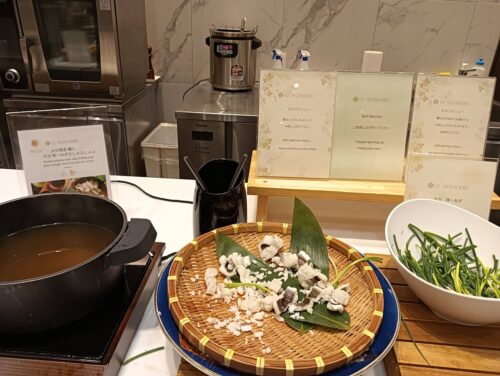 「グランドメルキュール別府の夕食ビュッフェ。大分の海の幸や郷土料理が並ぶ、宿泊者向けのレストラン