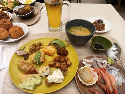 別府温泉ホテルの夕食ビュッフェ。大分県産カンパチや味一ねぎのしゃぶしゃぶなど、地元食材を使った料理が並ぶ