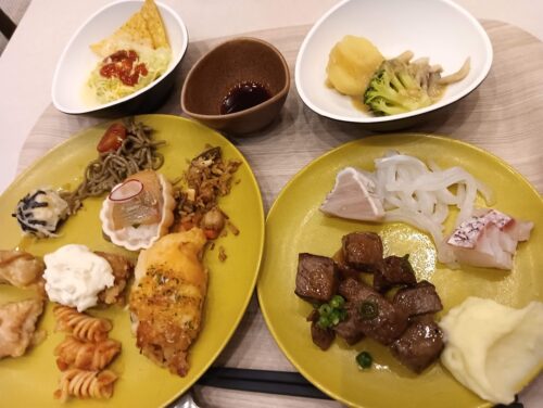 グランドメルキュール別府リゾート&スパの夕食。ライブキッチンで仕上げる生搾りモンブランや郷土料理が人気
