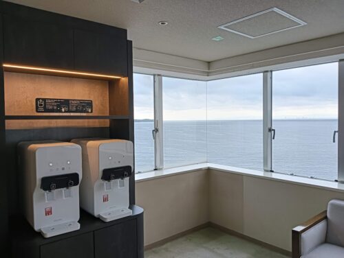グランドメルキュール別府リゾート&スパの館内給水機。エレベーターホールにあり、マイボトルで自由に水分補給できる