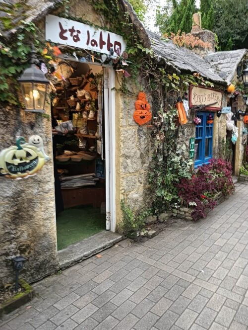 絵本の世界のような洋風建物が並ぶ、由布院フローラルビレッジ