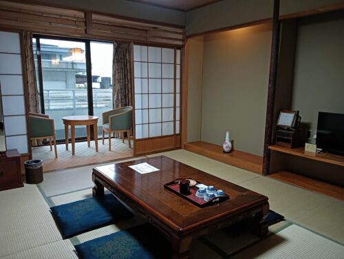 眺望なしのお部屋。窓の外は控えめな景色だったが、由布岳の頭がちらりと見えて嬉しかった。