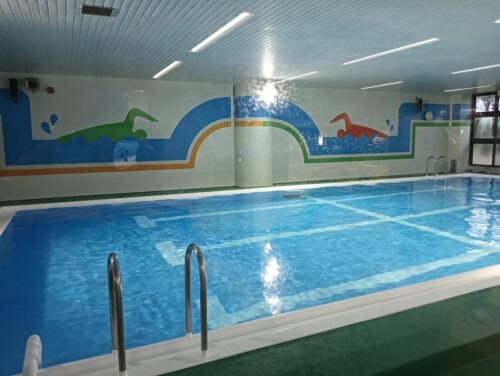 由布院倶楽部の温水プール(利用時間9:00〜19:00)。滞在中は利用者なし。