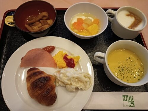 あたたかみのある朝食ブッフェ。香り豊かなカレーと郷土料理で、やさしく目覚める朝