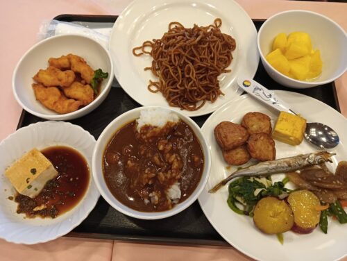 やせうまや香り立つカレーが並ぶ朝食。静かな朝に、心と体がほぐれていくようなひととき