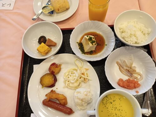 由布院倶楽部の朝食ブッフェ。ビーフカレーや大分名物「やせうま」など、郷土の味が並ぶ