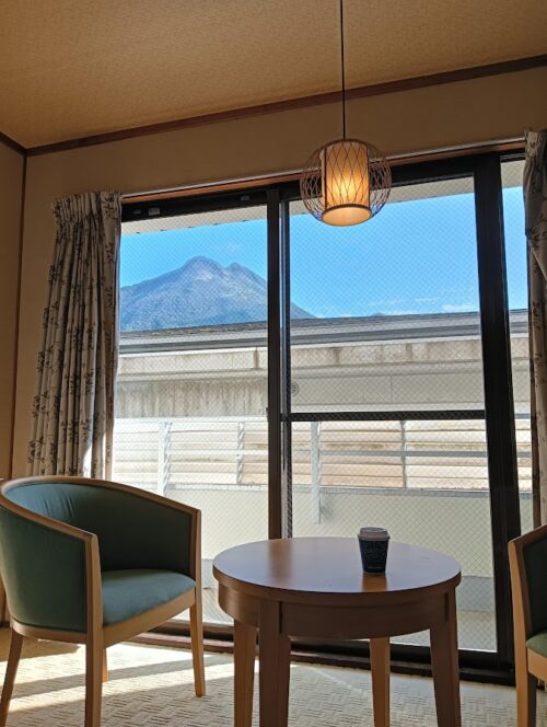 眺望なしのお部屋。窓の外は控えめな景色だったが、由布岳の頭がちらりと見えて嬉しかった。