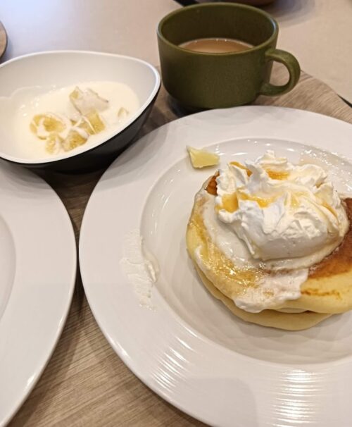 焼きたてのパンとふわふわの卵料理。朝から満たされるような、心地よい朝食時間