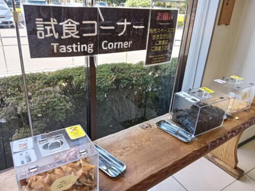 揚げ餅や煎餅の試食が楽しめる日光のおかき工房店内"