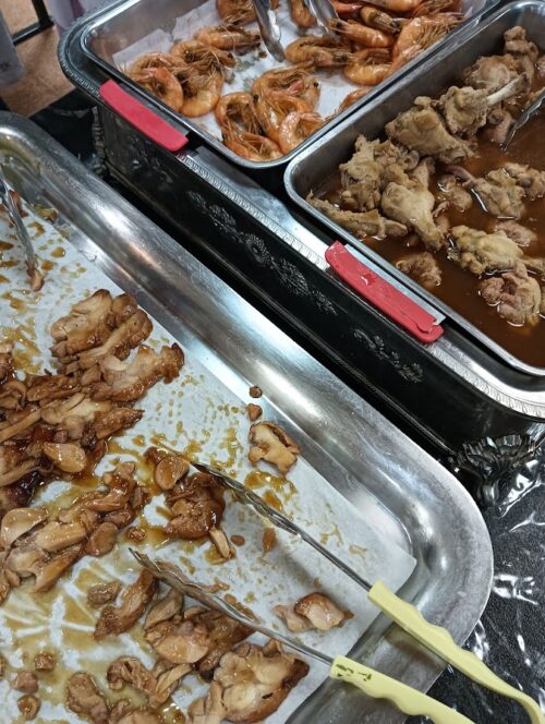 鬼怒川温泉「ホテルニューおおるり」夕食バイキングの写真。湯葉・寿司・揚げ物・ローストポークなど。