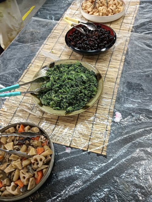 夕食バイキングのようす。湯葉や寿司、肉料理まで幅広く並んでいて、しっかり食べたい人にも満足の内容でした。