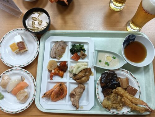 鬼怒川温泉「ホテルニューおおるり」夕食バイキングの写真。湯葉・寿司・揚げ物・ローストポークなど。