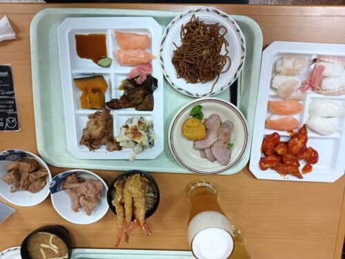 夕食バイキングのようす。湯葉や寿司、肉料理まで幅広く並んでいて、しっかり食べたい人にも満足の内容でした。