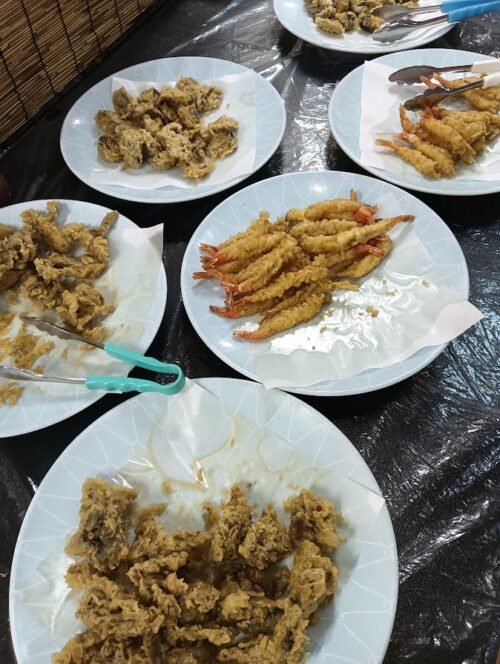 ホテルニューおおるりの夕食バイキング。湯葉や寿司、肉料理などが並ぶ。