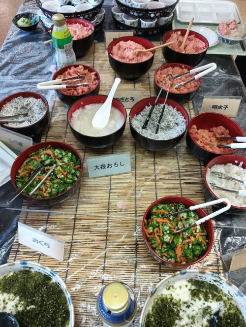 ホテルニューおおるりの朝食バイキング。ネギトロやしらすをのせた「のっけ丼」が楽しめる。