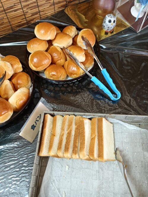 鬼怒川温泉「ホテルニューおおるり」朝食バイキングの写真。のっけ丼・パン・和洋メニューが並ぶ。