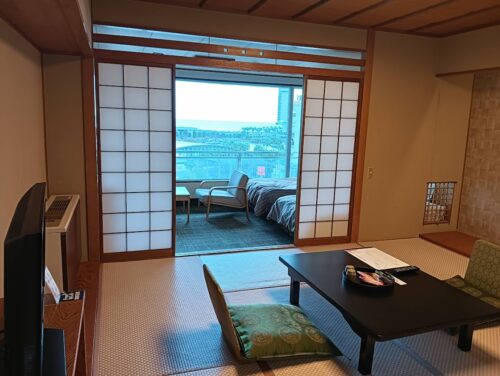 熱海 伊東園ホテル大野屋の和洋室、広々とした室内と窓から海が見える客室