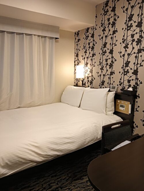 アパホテル横浜ベイタワーのダブルルームのベッド。ほぼベッドで占められたコンパクトな客室