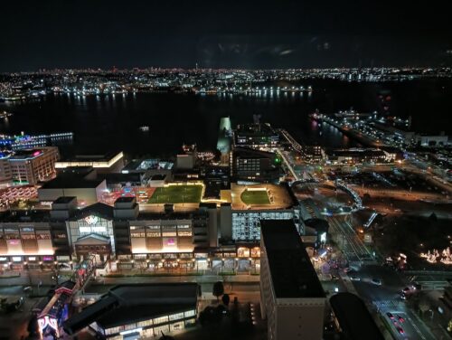 アパホテル横浜ベイタワー高層階から見た正面の夜景。みなとみらい方面の街並み