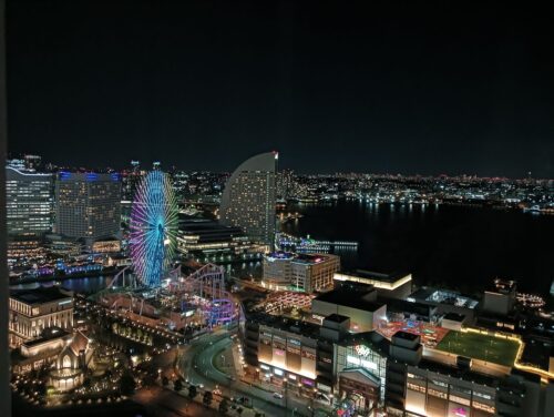 アパホテル横浜ベイタワー高層階ダブルから見た左側の夜景。みなとみらいの街並みと観覧車