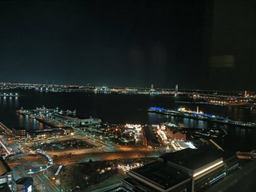 アパホテル横浜ベイタワー高層階ダブルから見た右側の夜景。大さん橋と横浜ベイブリッジ